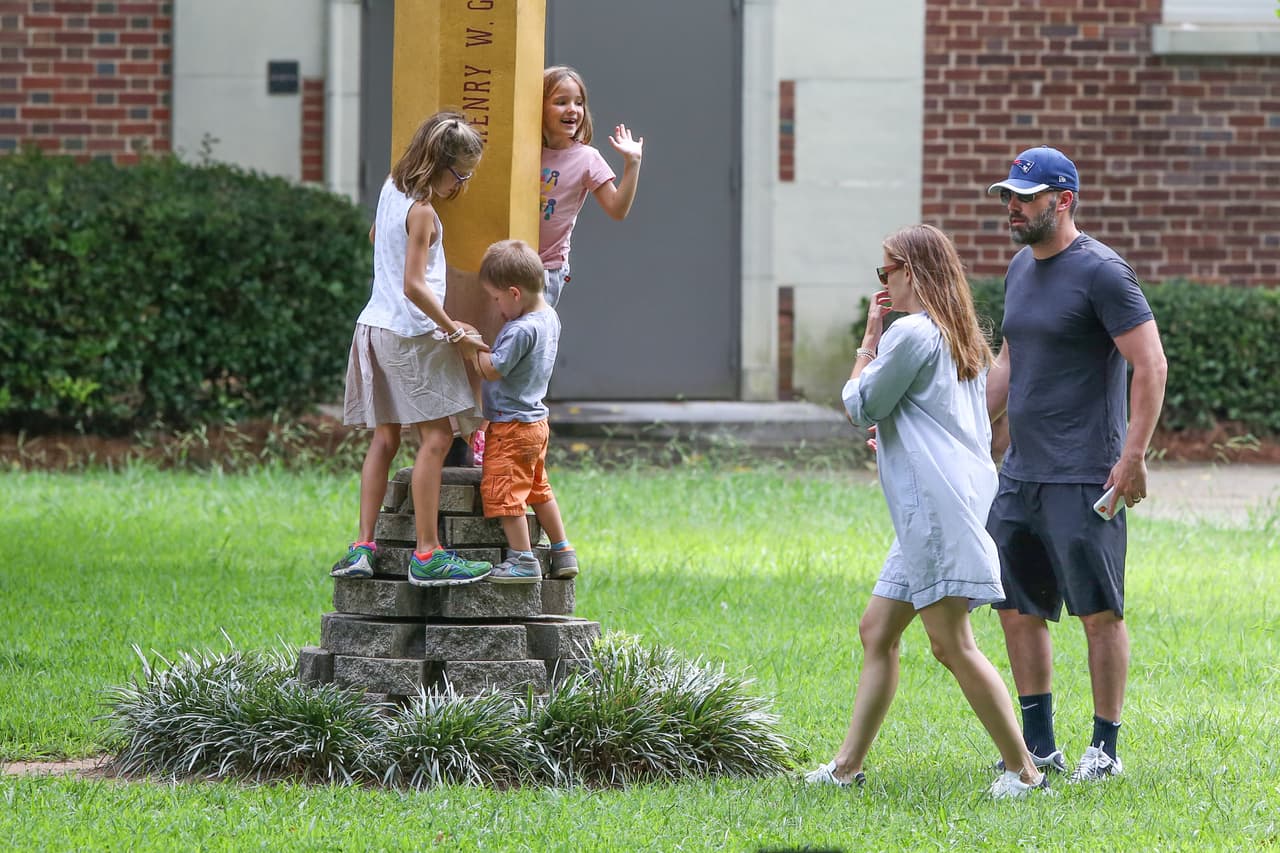 Jennifer no parece estar molesta con su ex esposo.