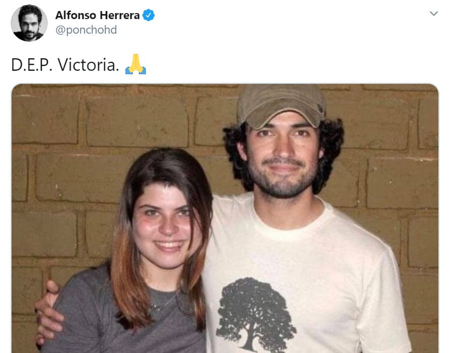 Lo hizo con 
<b><a href="https://twitter.com/ponchohd/status/1296944716886532096" target="_blank">este tuit </a></b>en el que aparece con Victoria.