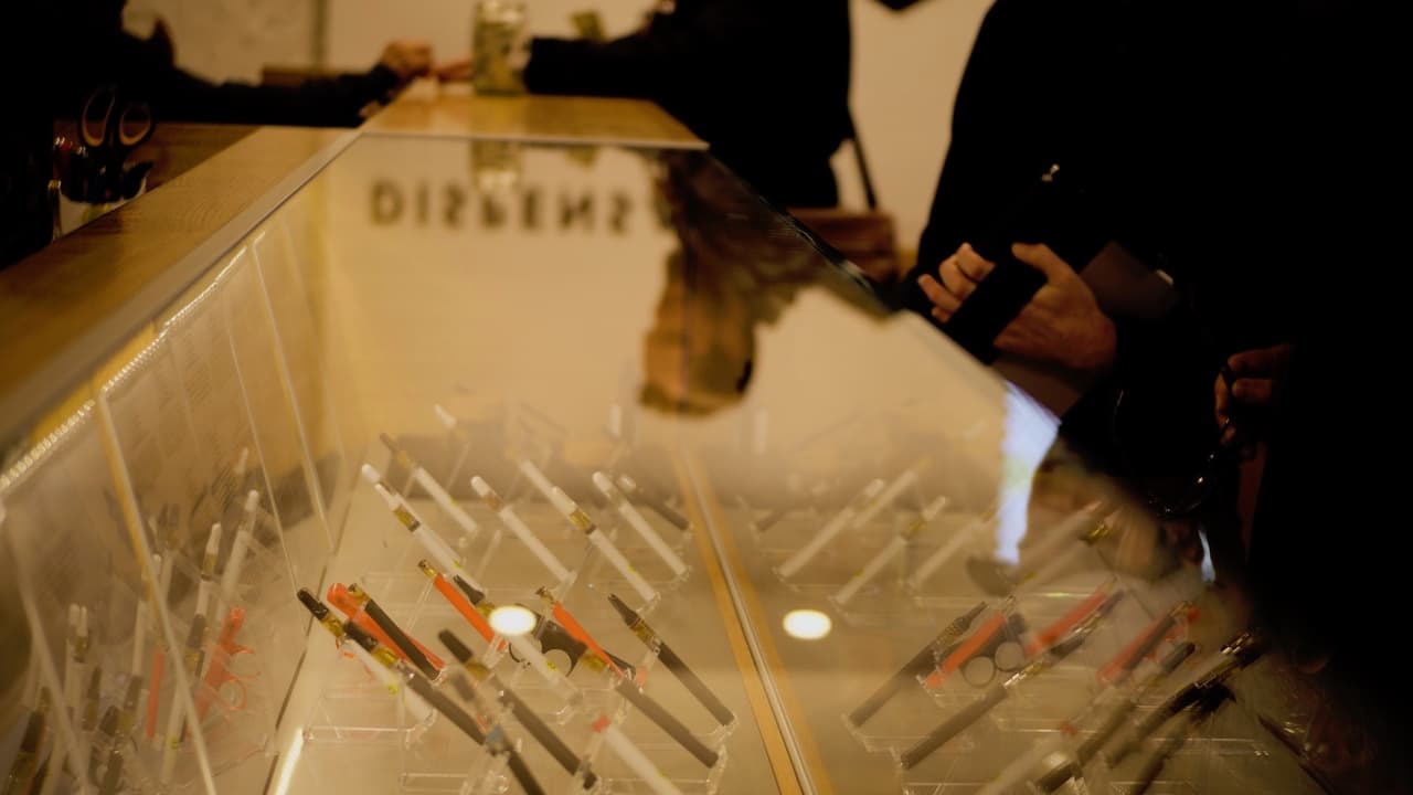 Además, para inmigrantes, la legalización de marihuana recreativa y medicinal es un tema delicado.
<a href="https://www.univision.com/local/chicago-wgbo/advierten-a-quienes-estan-pasando-por-procesos-migratorios-sobre-el-uso-de-marihuana-en-illinois">Expertos legales han dicho que se recomienda que se alejen de la droga quienes pasan por trámites migratorios.</a>