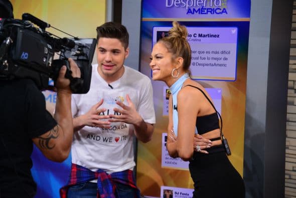 La actriz y cantante llegó feliz y se dijo impresionada con tanta tecnología.