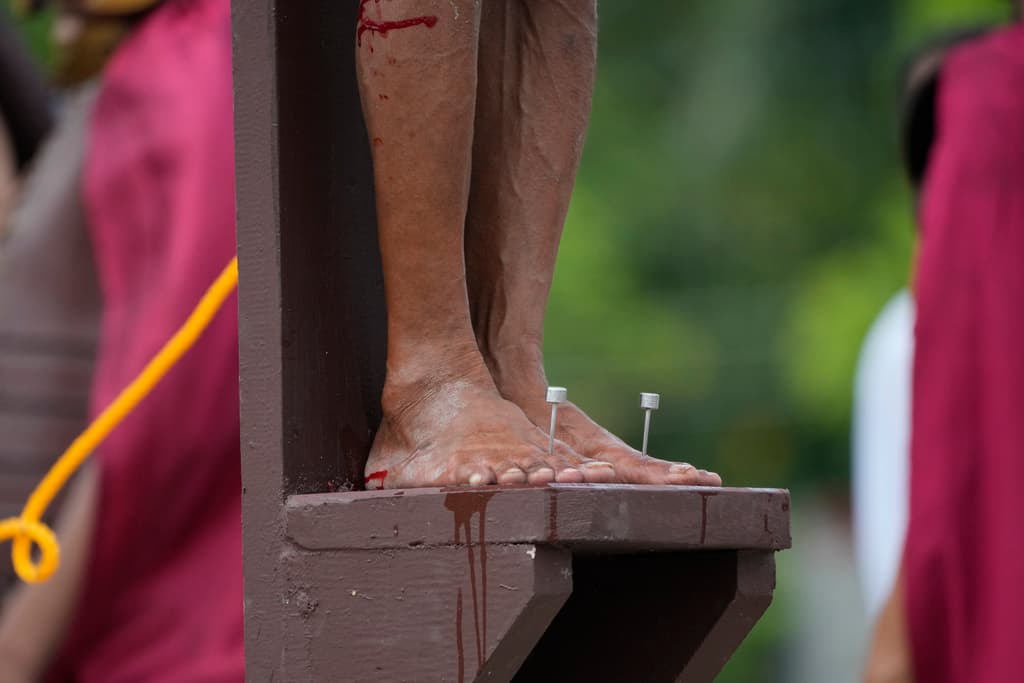 Enaje, padre de cuatro hijos, dijo que ya quería poner fin a su penitencia dada su edad, pero que lo decidiría definitivamente antes de la Semana Santa del próximo año. Este año ha vuelto a crucificarse, y aunque siempre se siente nervioso antes, dijo que el dolor de los clavos no fue tan intenso como esperaba.