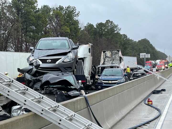 Según informó el Departamento de Policía del Condado de Cobb, dieciséis vehículos estuvieron involucrados en el accidente.