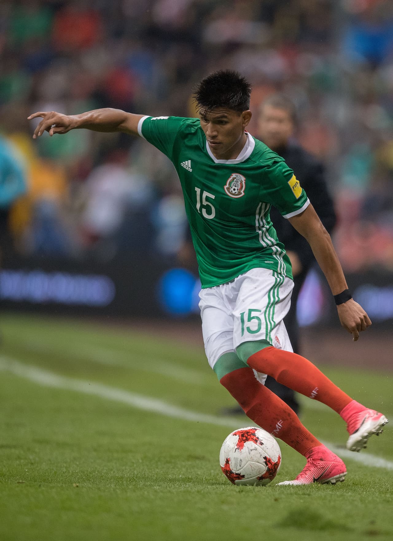 Jesús Gallardo parece una gran opción por la banda izquierda saliendo desde la defensa. El chico de Pumas tiene un fuelle y un drible que pueden ser valiosos para el equipo mexicano.