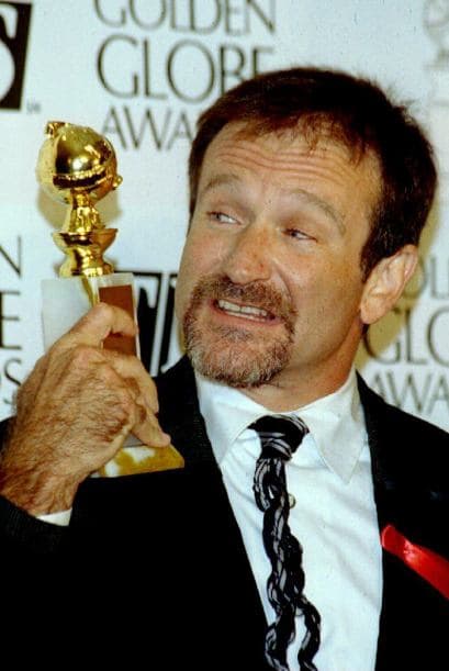 Este es el momento en que Robin Williams sostiene su Globo de Oro después de ganar al mejor actor de comedia por su papel en Mrs. Doubtfire