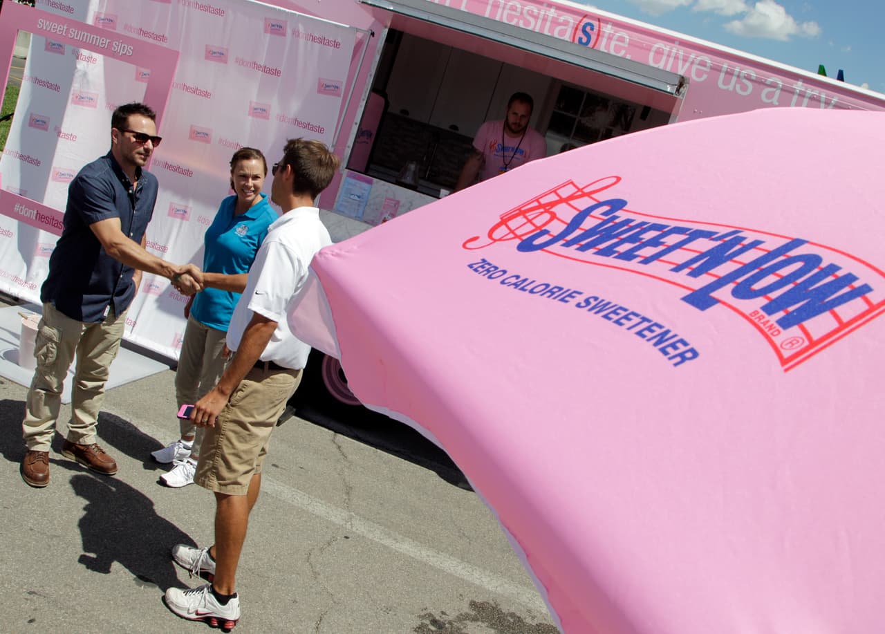 En los años setenta experimentos encontraron una alta incidencia de cáncer de vejiga en ratas que consumieron mucha sacarina. El Congreso ordenó que se investigara a fondo y que los productos con este ingrediente agregaran una advertencia en la etiqueta. 20 años depués y con 30 estudios adicionales realizados en humanos, los Institutos Nacionales de Salud determinaron que
<b> la sacarina no es un carcinógeno</b>.
<br>