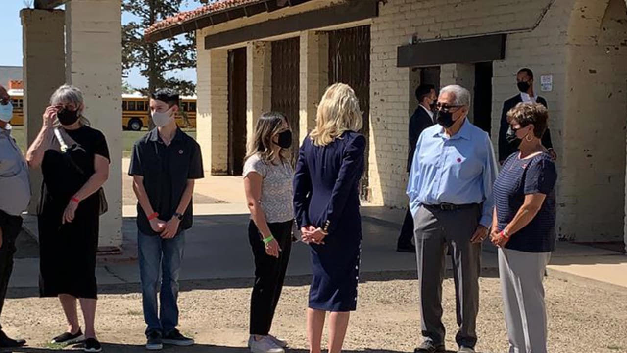 La Primera Dama,
<b><a href="https://www.univision.com/local/fresno-kftv/ajustan-preparativos-para-recibir-a-la-primera-dama-este-miercoles-en-el-centro-de-california-video"> Jill Biden, </a></b>a terrizó pasadas la 1:30 de esta tarde en el aeropuerto Meadows Field de Bakersfield, y posteriormente se dirigió a 40 Acres, en Delano, ubicado a unos 30 minutos de distancia.