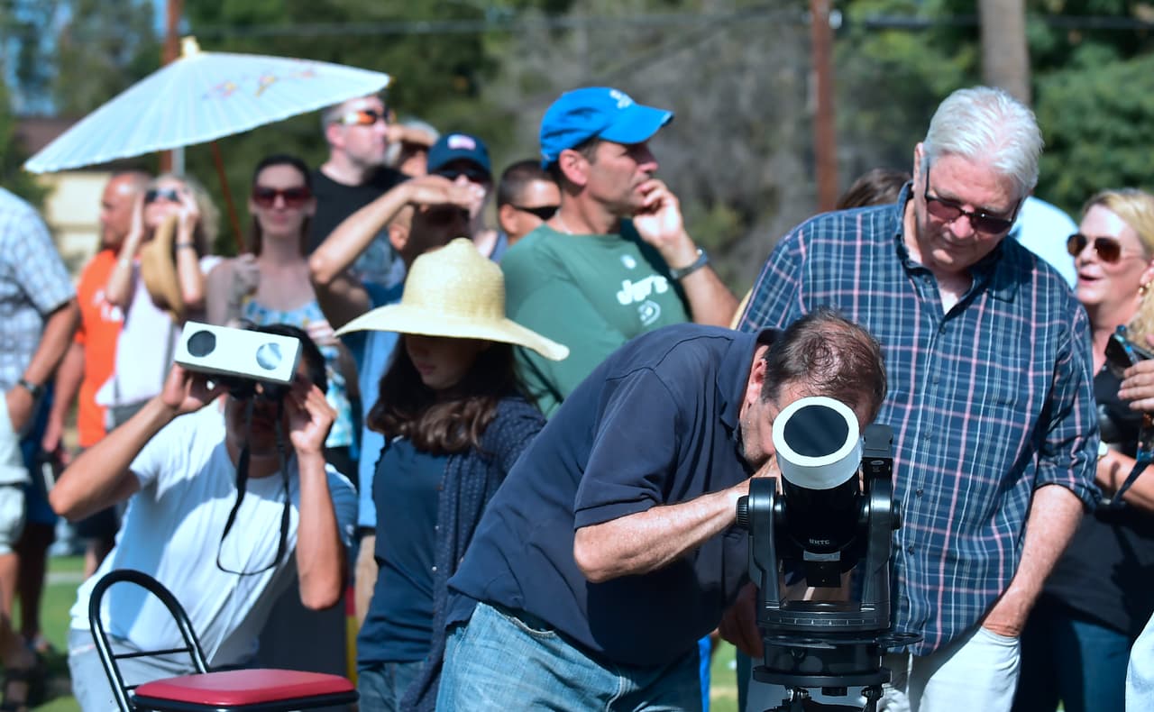 No solo lentes para eclipses, las personas se las ingeniaron para ver el histórico fenómeno con telescopios, cajas y otros instrumentos construidos en casa.