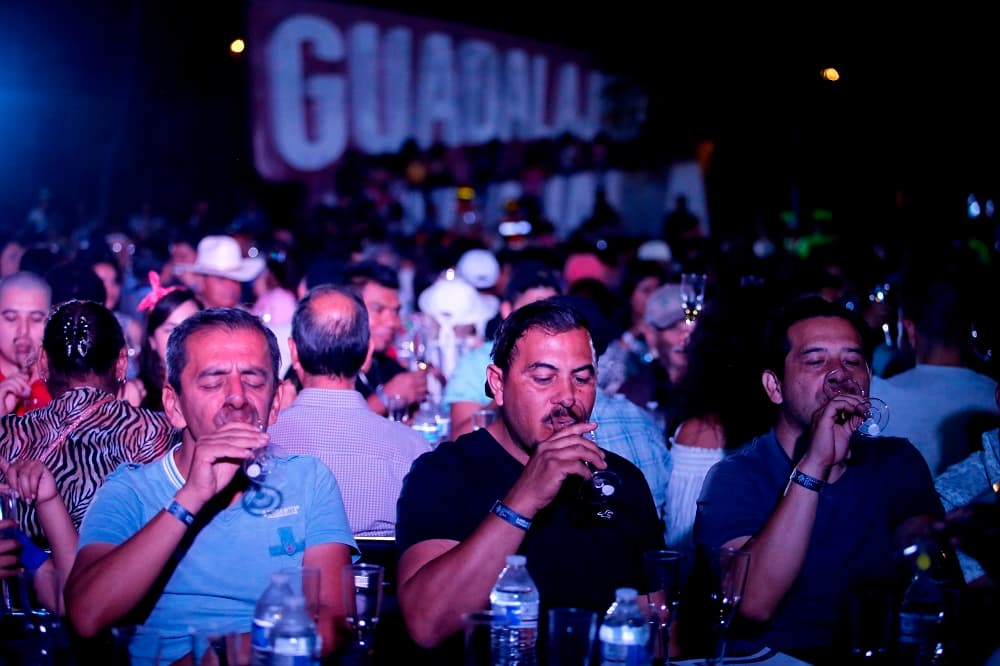 "¡Lo logramos, lo logramos!" y "Sí se pudo" gritaron los asistentes mientras agitaban sus pañuelos de colores y levantaban las copas. Este distintivo llega en el marco del primer el Día Nacional del Tequila, que se celebró el 16 de marzo.