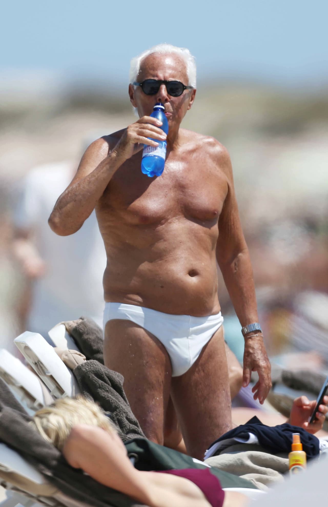 Giorgio Armani en traje de baño
