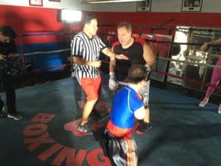 Raúl de Molina se preparó para su gran batalla en el ring del boxeo contra Carlitos el Productor. Y su entrenadora Ximena Cordoba estuvo allí apoyándolo todo el tiempo.