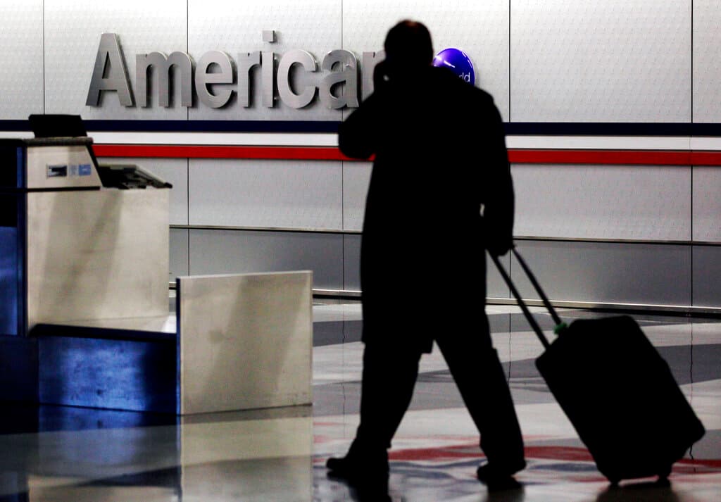 "No sé si está alucinando": piloto alerta de que un pasajero mordió a otro en un vuelo a Filadelfia