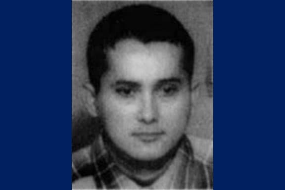 Alexis Flores nació el 18 de julio de 1975 en Honduras. Es buscado por su presunta participación en el secuestro y asesinato de una niña de cinco años en Filadelfia, Pensilvania. La niña fue reportada como desaparecida a finales de julio del 2000, y luego fue encontrada muerta en un apartamento cercano a donde vivía, a principios de agosto del 2000.