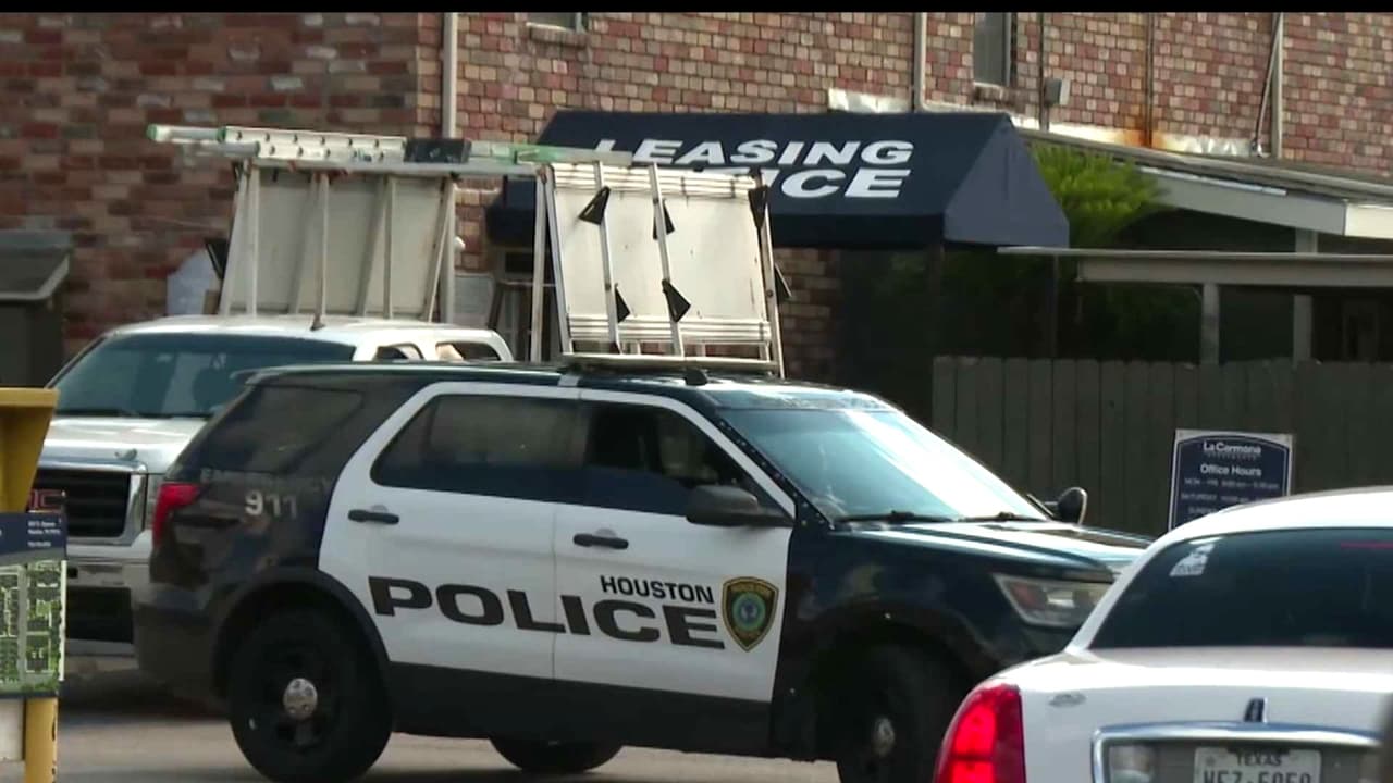 Un hombre muere baleado y otro resulta herido durante asalto en complejo de apartamentos de Houston