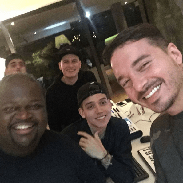 Este parcero sí que sabe hacer grandes amigos.