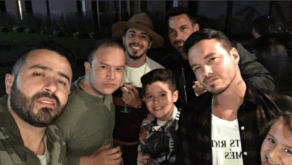 Ya que cada uno de los que aparecen en sus fotos son sus incondicionales.