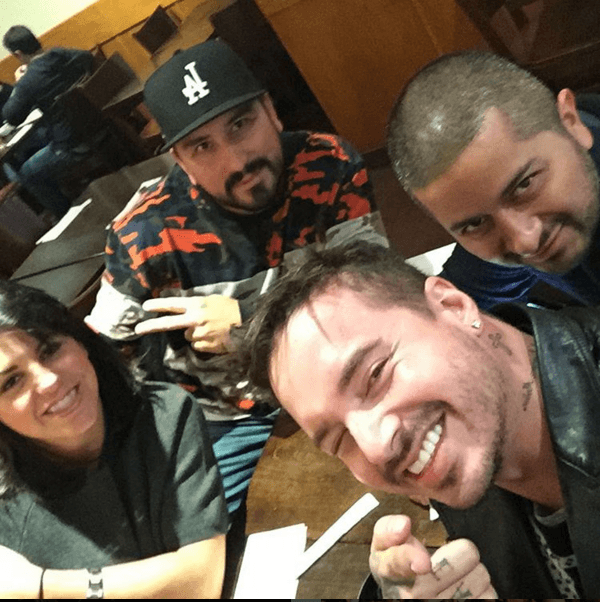 Con Rebeca, su manager y gran amiga Claro que ella también es parte de la familia.