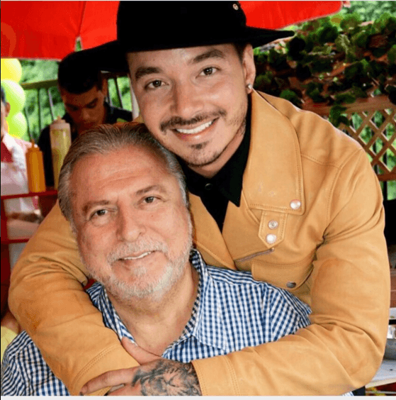 Hace unos días, J Balvin compartió con sus seguidores de Instagram que su padre, el señor José Álvaro Osorio, se encontraba hospitalizado y grave de salud. “Mi padre está en la clínica un poco complicado, así que vamos a enviarle toda la buena vibra al hombre para que se mejore. Pura buena vibra que eso se materializa. Para adelante viejo”, mencionó en un video.