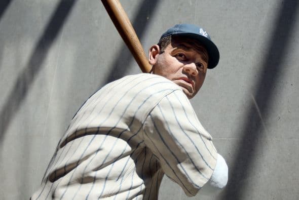 La maldición del "Bambino": En 1920 el dueño de los Red Sox de Boston decidió venderle a los Yankees de Nueva York (el eterno y acérrimo rival) a su máxima figura, se trata del legendario George Herman Ruth, conocido como el “Gran Bambino”. Desde entonces Boston no ganaba una Serie Mundial hasta el 2004 cuando rompieron el hechizo.