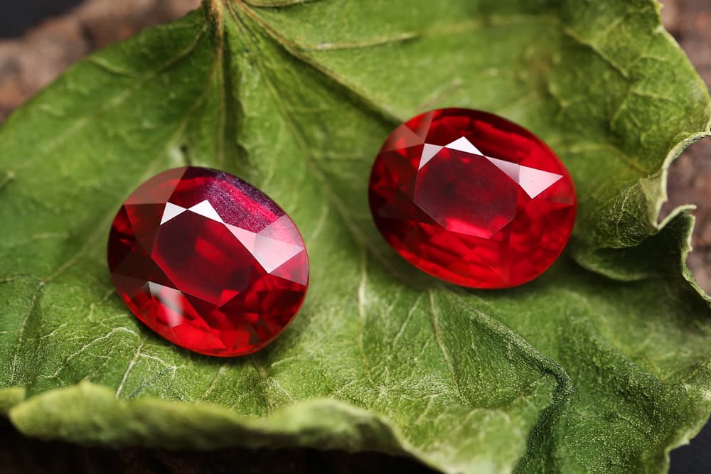 <b>El color rojo </b>
<br>
<br>Otro de los amuletos ideales para los arianos es el color rojo, que se asocia directamente con Marte su regente. Se deseas fortuna puedes usarlo en tu vestimenta, en tu joyería o también como parte esencial de tus bienes materiales.
<br>