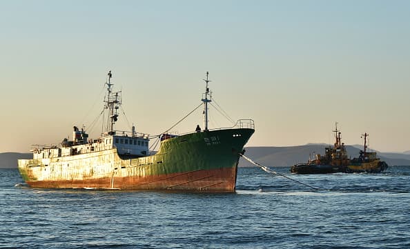 Arrestan a tres jóvenes acusados de matar a 16 compañeros en un barco pesquero y luego arrojarlos al mar