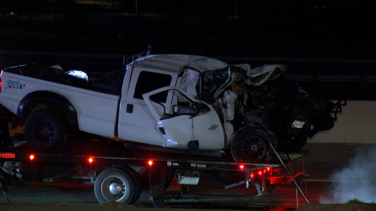 El conductor de una camioneta de caja quedó prensado luego de que conducir a exceso de velocidad y chocar contra un camión de 18 ruedas.