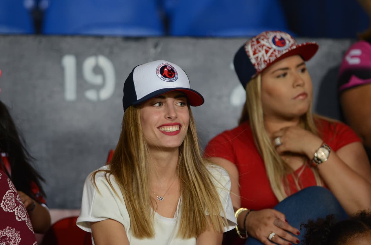 El duelo entre Tiburones y Gallos se vio engalanado por la hermosura de sus mujeres que levantaron suspiros en el Luis 'Pirata' Fuente.