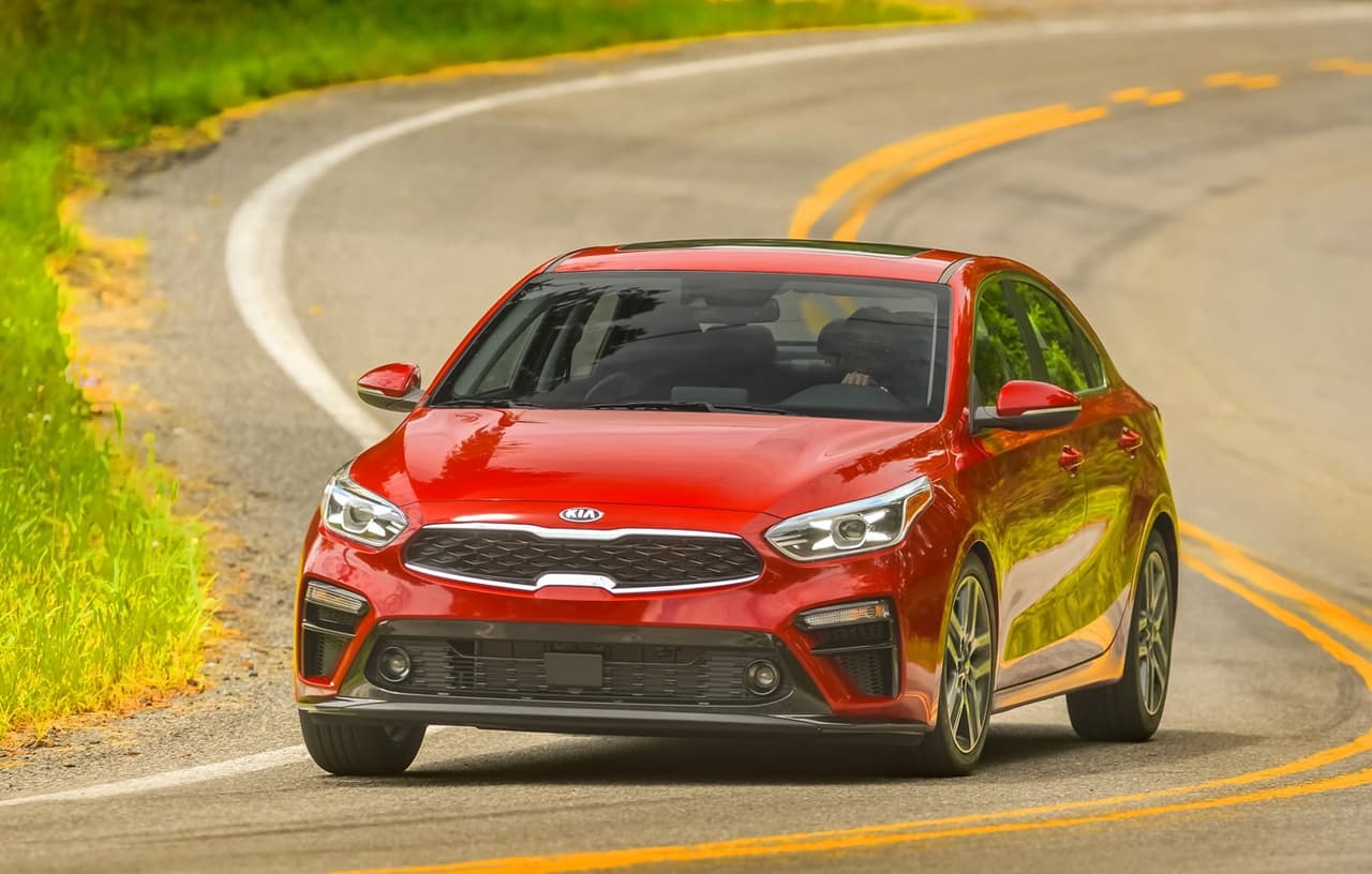 <b><h3 class="cms-H3-H3">Kia Forte - $18,715</h3></b>
<br>
<br>
<b>Motor:</b> 4 cilindros en línea de 2.0 litros
<br>
<b>Potencia:</b> 147 caballos de fuerza
<br>
<b>Torque:</b> 132 lb-pie 
<br>
<b>Transmisión:</b> Automática CVT o manual de 6 velocidades
<br>
<b>Rendimiento:</b> 31/41/35 mpg en ciudad/carretera/combinado