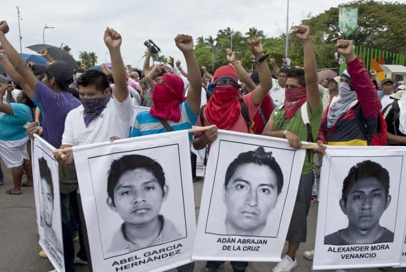 Miles de manifestantes que denuncian justicia por el caso Iguala marcharon por el centro de Acapulco.
