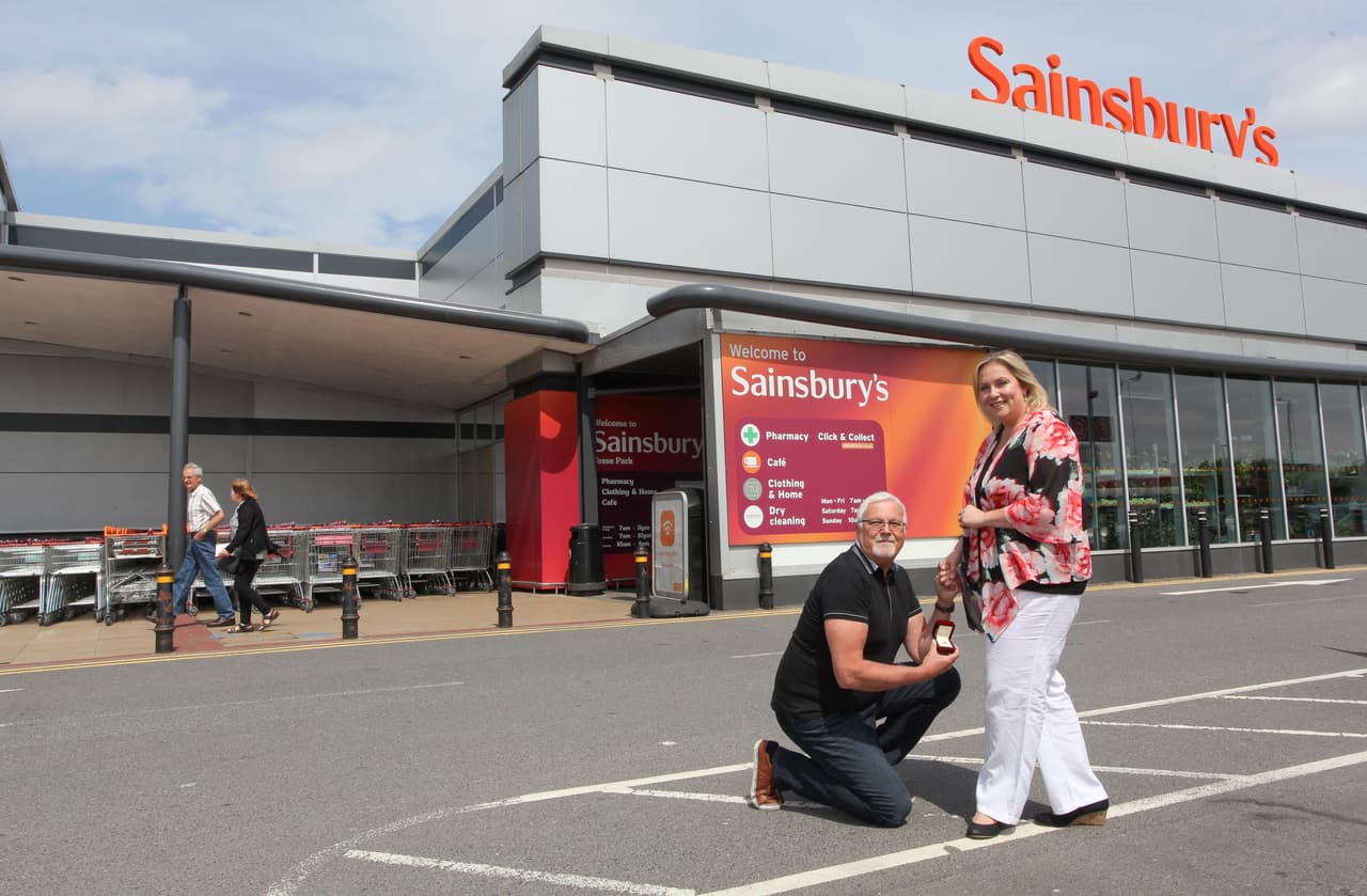 Paul no quería irse sin proponerle matrimonio a Anna, así que lo hizo justo en el estacionamiento de la tienda.