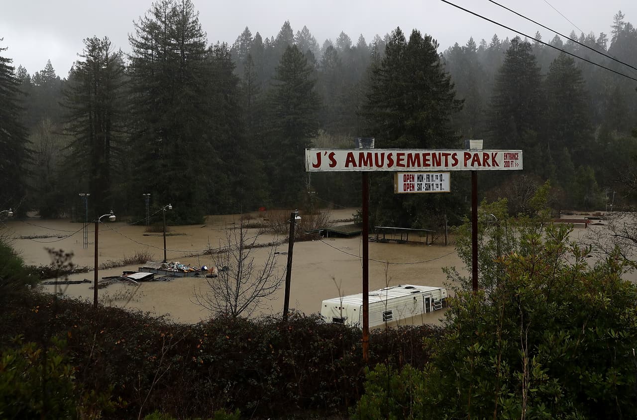Una nueva serie de tormentas está trayendo fuertes lluvias e inundaciones a varios poblados como Guerneville y Forestville en el norte de California unos días después de que la lluvia y las tormentas de nieve golpearon la región trayendo una gran cantidad de agua que beneficiaría a California, un estado severamente afectado por la sequía.