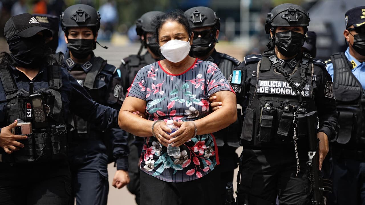 En la foto, Herlinda Bobadilla, señalada como la líder de la familia Montes Bobadilla, una de las principales organizaciones de narcotráfico en Honduras, el día que fue capturada. 
<br>
<br>Estados Unidos 
<a href="https://www.univision.com/noticias/narcotrafico/abuela-es-el-nuevo-objetivo-de-la-dea-y-por-su-captura-ofrecen-5-millones-1">ofreció recompensas individuales de 5 millones de dólares por información</a> que llevara a la captura de Herlinda y sus dos hijos. 
<br>