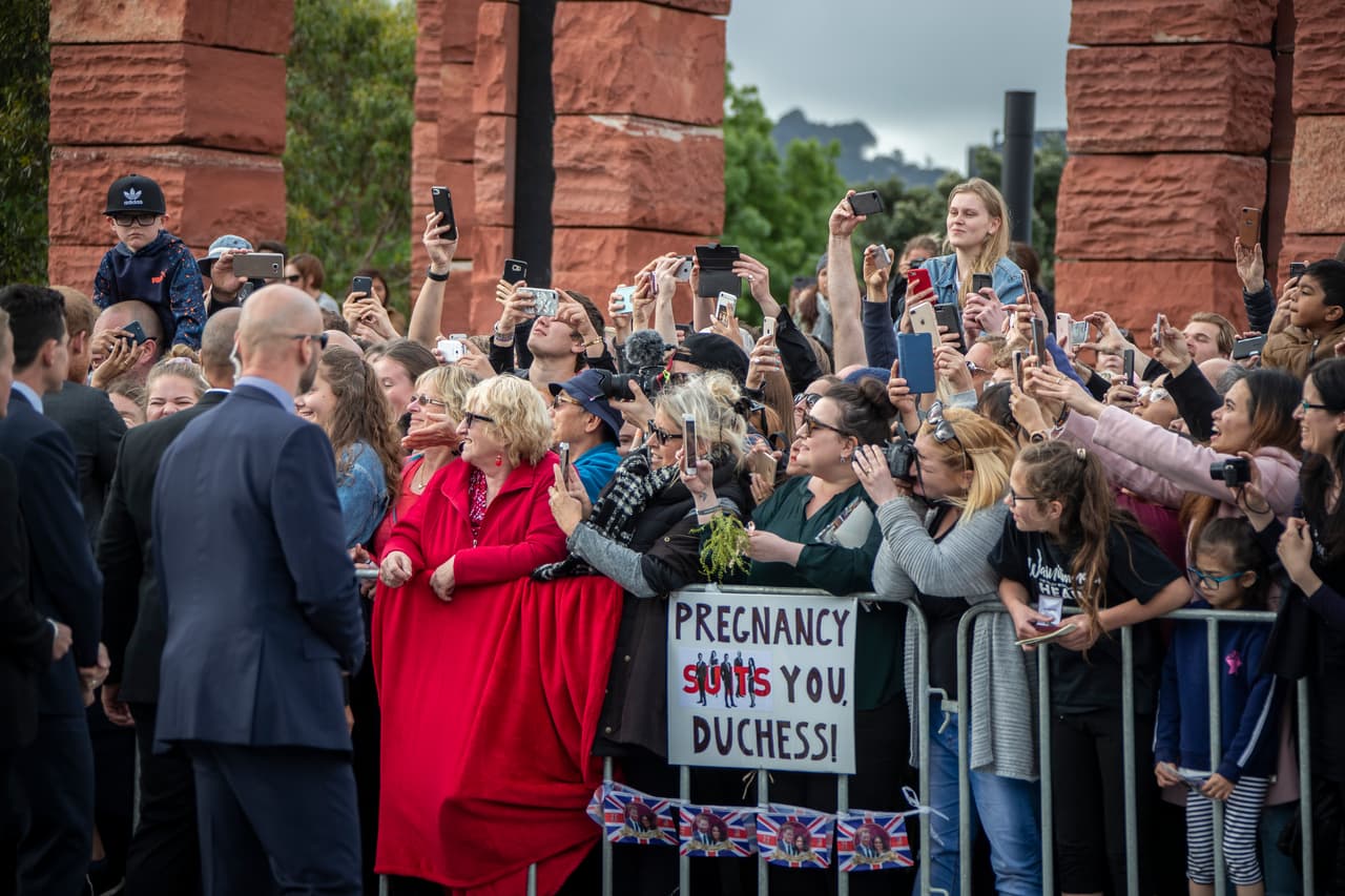En los exteriores de la Casa Gubernamental de Wellington, la capital neozelandesa, los duques se encontraron con una multitud de fans, entre ellos muchas mujeres jóvenes, que esperaban su oportunidad para saludarles. Algunos con carteles. En el de la fotografía dice 'Pregnancy Suits You Duchess', en referencia al embarazo de Meghan Markle y con un guiño a la serie que protagonizaba, 'Suits': 'El embarazo te sienta bien duquesa'.