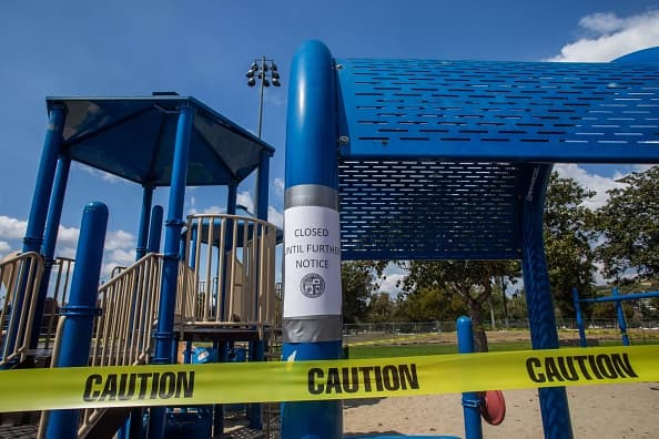 Es importante conocer que, hasta el momento, no todas las actividades al aire libre están restringidas, pero los parques o centro recreativos si están cerrados hasta nuevo aviso para evitar contacto entre varias personas, sin importar sus edades.