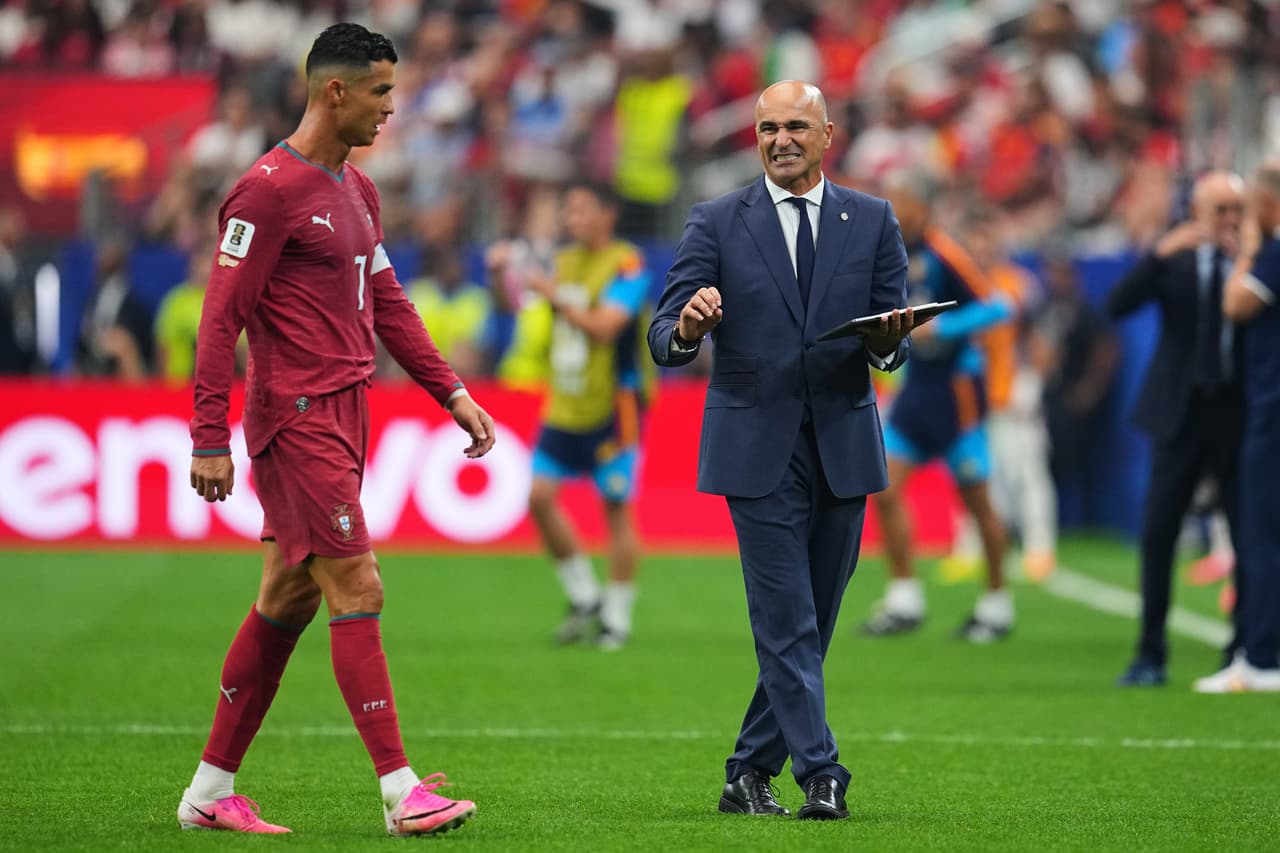 El seleccionador de Portugal, Roberto Martínez (a la derecha), da instrucciones a Cristiano Ronaldo (7) durante el partido de octavos de final de la Copa del Mundo entre Portugal y España en Arlington, Texas, cerca de Dallas, el lunes 6 de julio de 2026.