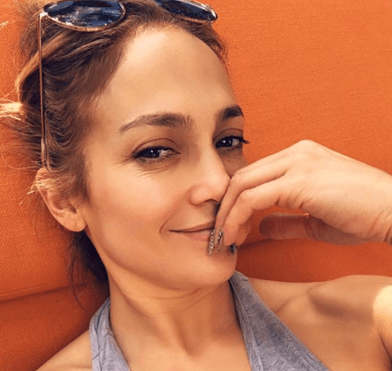 Jennifer López, 'Diva del Bronx', también se mostró sin maquillaje aunque envió la foto directamente a la cantautora, que respondió "gracias por hacer tanto por las mujeres y por la equidad. No dejas de sorprenderme".