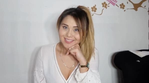 La payasita de 'Sabadazo' porta con orgullo su anillo, tiene 22 años de edad y asegura estar lista para llegar al altar.