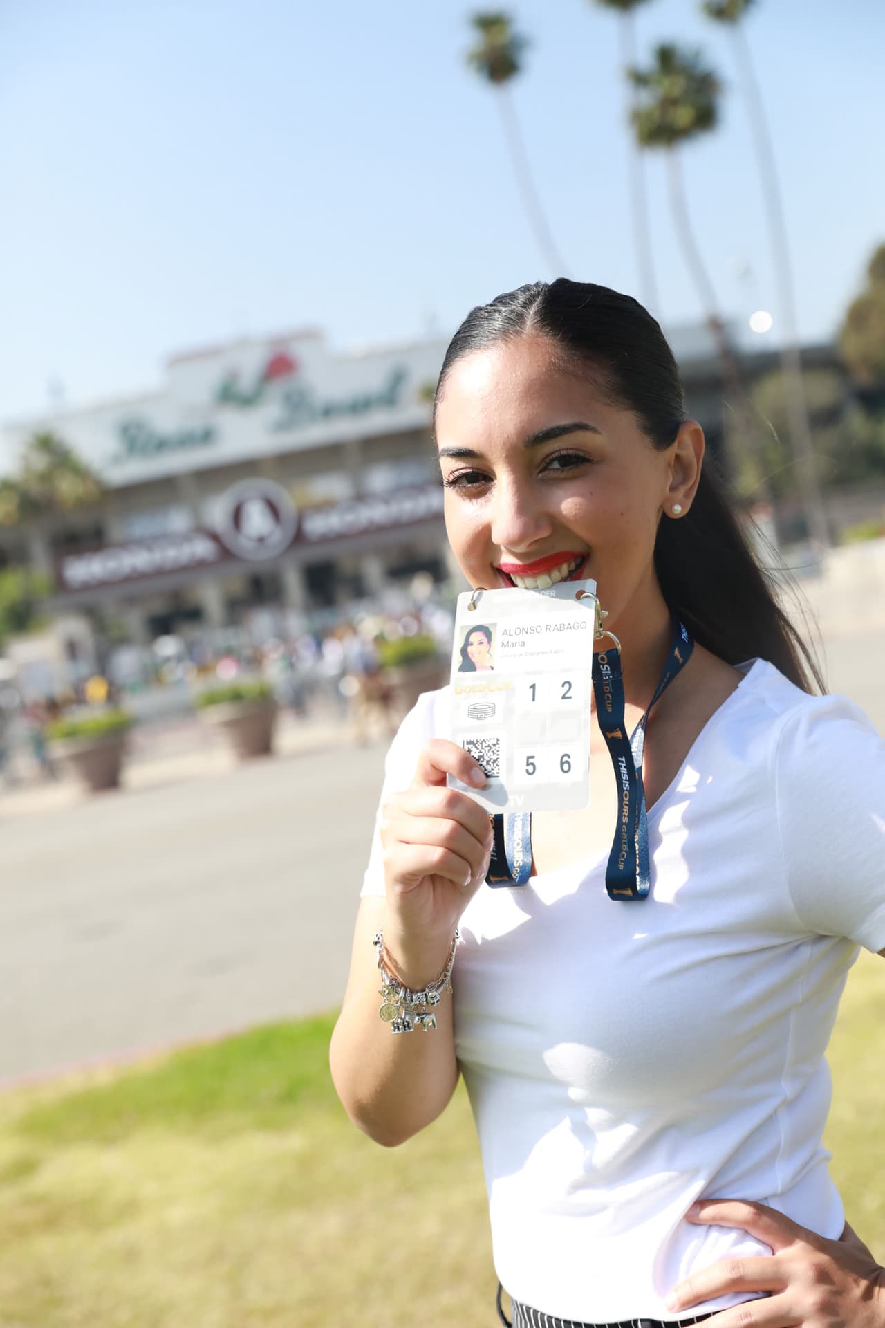 La siguiente parada la llevó hasta el 
<b>Rose Bowl</b> de 
<b>Pasadena</b> en el 
<b>sur de California</b>, sede del partido entre 
<b>México</b> y 
<b>Cuba</b>.