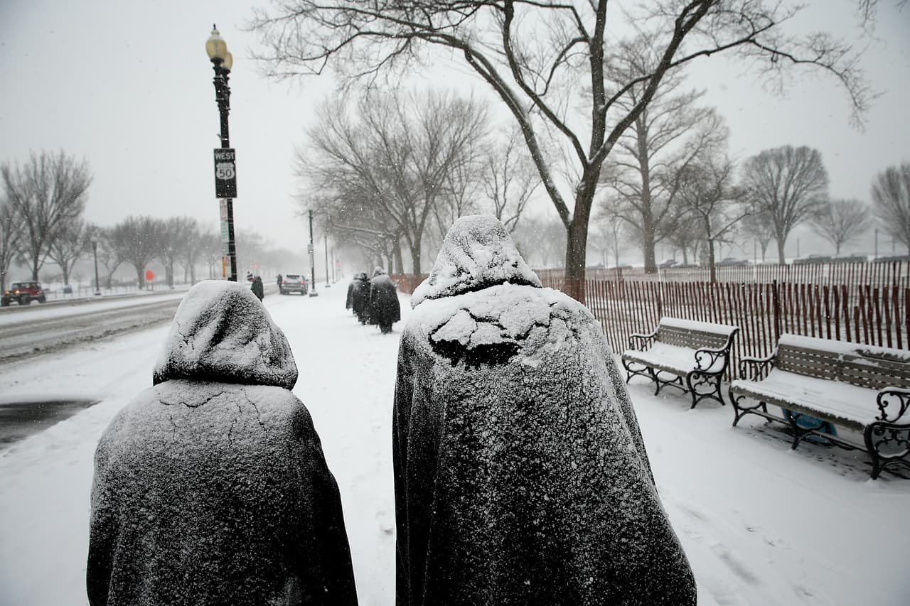 Un grupo de monjas de la Fraternité Notre-Dame camina por Constitution Avenue cubiertas por nieve recién caída. Una gran tormenta de nieve se prevé para la costa este en los próximos días. En algunas áreas se espera recibir hasta 1 o 2 pies de nieve.