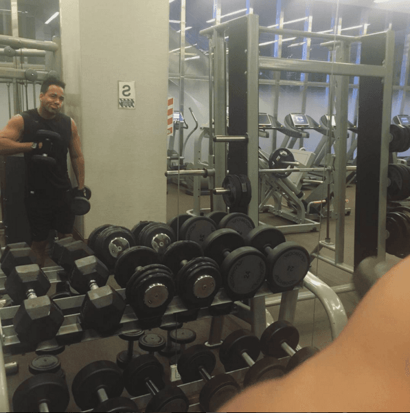 Pero no sólo corriendo ha conseguido el cuerpazo que se carga, ya que además le invierte varias horas de ejercicio y pesas...