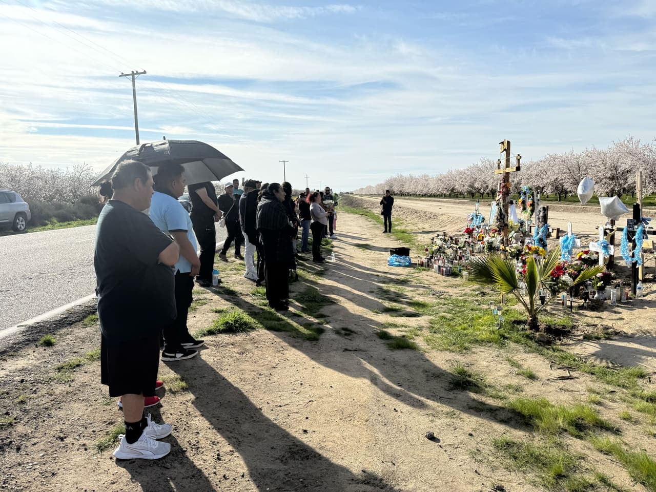 <b>Recuerdo permanente:</b> Cruces blancas colocadas a orillas de la Avenue 7 indicaron el sitio del mortal accidente, que se convirtió en un memorial improvisado donde los seres queridos pueden honrar a los fallecidos que se dirigían a la zona agrícola de Firebaugh.