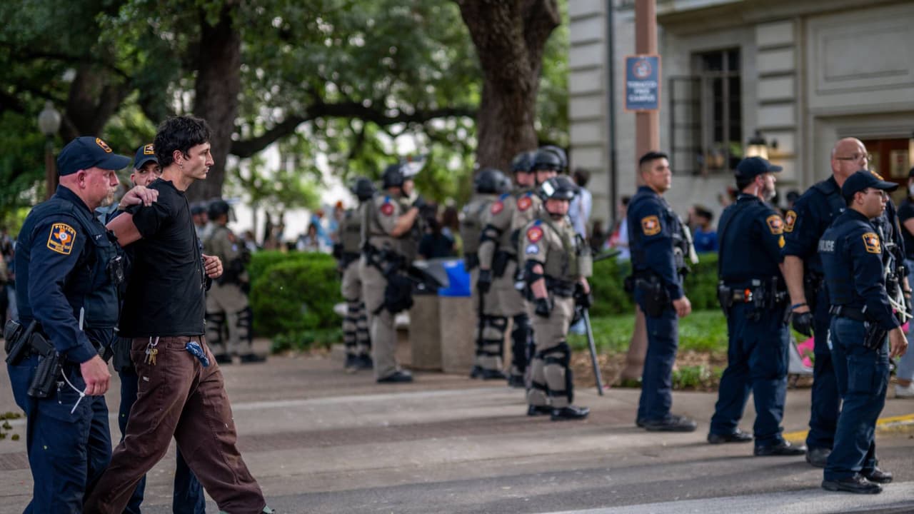 Tras arrestos en protestas a favor de Palestina en Texas, estos son los derechos de los estudiantes