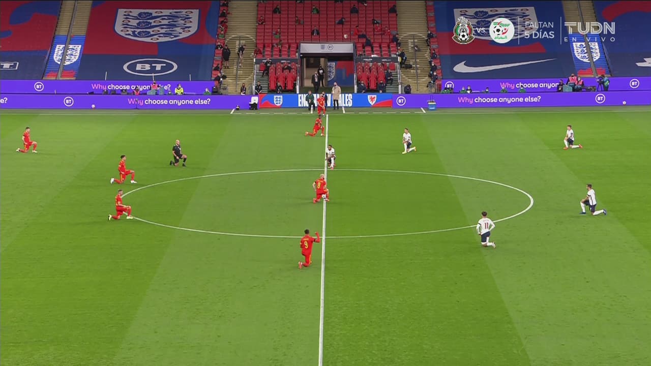 Jugadores del Inglaterra vs. Gales se arrodillan contra el racismo