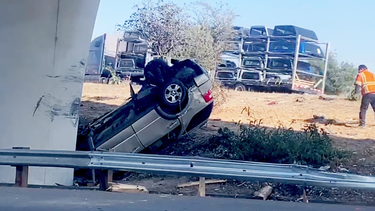 Muere conductora de vehículo que se salió de la rampa en la carretera 41 en Fresno