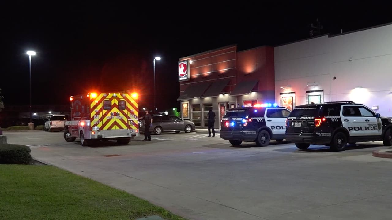 Cuando la mujer vio la pistola intentó huir y el sospechoso le disparó.