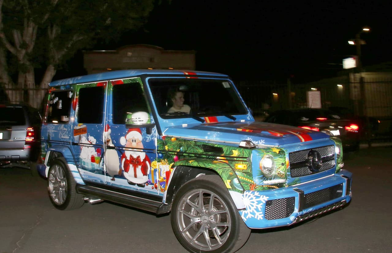 La Mercedes-AMG G65 tiene 
<b>un precio inicial de 222,700 dólares </b>y se encuentra actualmente al final de un largo ciclo de 39 año. En el Auto Show de Detroit en enero próximo conoceremos 
<a href="http://uni.vi/AM94100T1Bt" target="_blank">a su sustituta cuando la nueva generación de esta SUV </a>que tanto encanta a Justin Bieber, sea presentada.