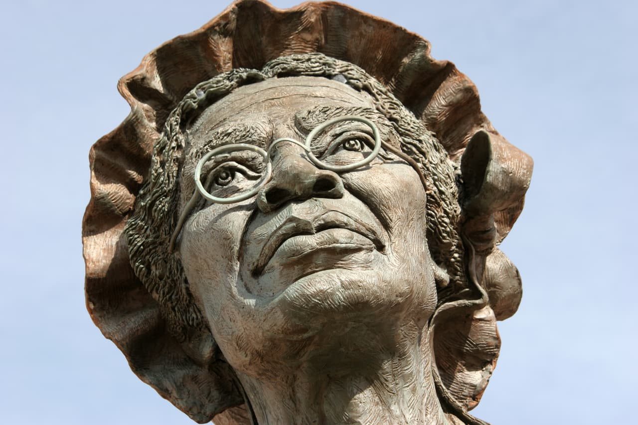 <b>Sojourner Truth. </b>Fue una activista por la abolición de la esclavitud en Estados Unidos y defensora de los derechos de las mujeres. Fue la primera mujer negra en ganar un caso en la corte contra un hombre blanco, con el que recuperó a su hijo en 1828. Este monumento se encuentra en Battle Creek, Michigan.