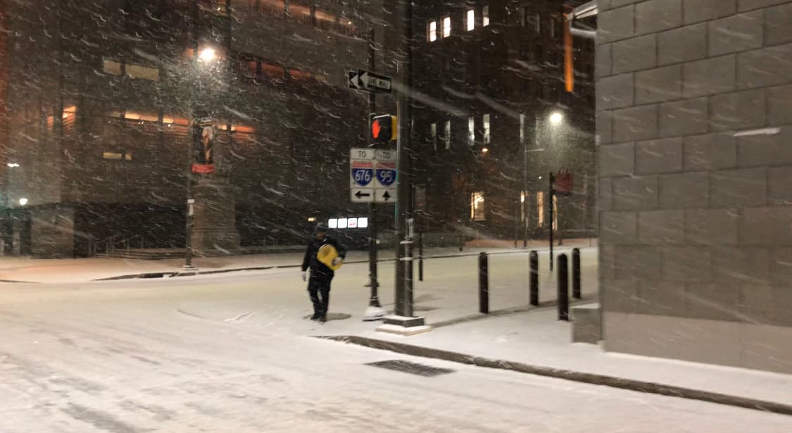 En medio de la tormenta se podía observar a algunos trabajadores depositando sal en las carreteras.