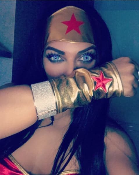 A Suzy Cortez la conocimos por demostrar su amor por el futbolista español Gerard Piqué en formas bastante atrevidas y semidesnuda. En esta ocasión, la ‘Miss Bumbum’ dejó de lado su amor por los futbolistas y decidió enfundarse en el traje de la superheroína.