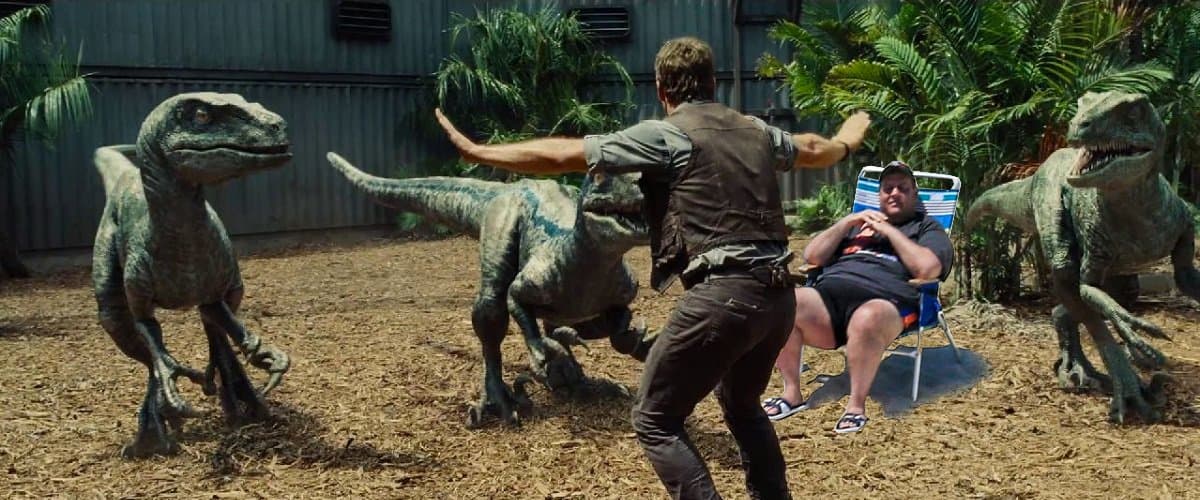 Y en este aparece impávido ante el ataque de tres gigantescos dinosaurios, como un personaje más de 'Parque Jurásico'.