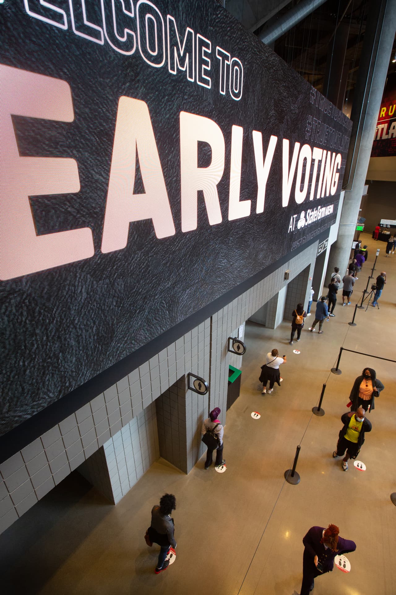 Los primeros votantes informaron largas filas en varios lugares alrededor del área metropolitana de Atlanta, incluido el centro de votación más grande del estado en State Farm Arena